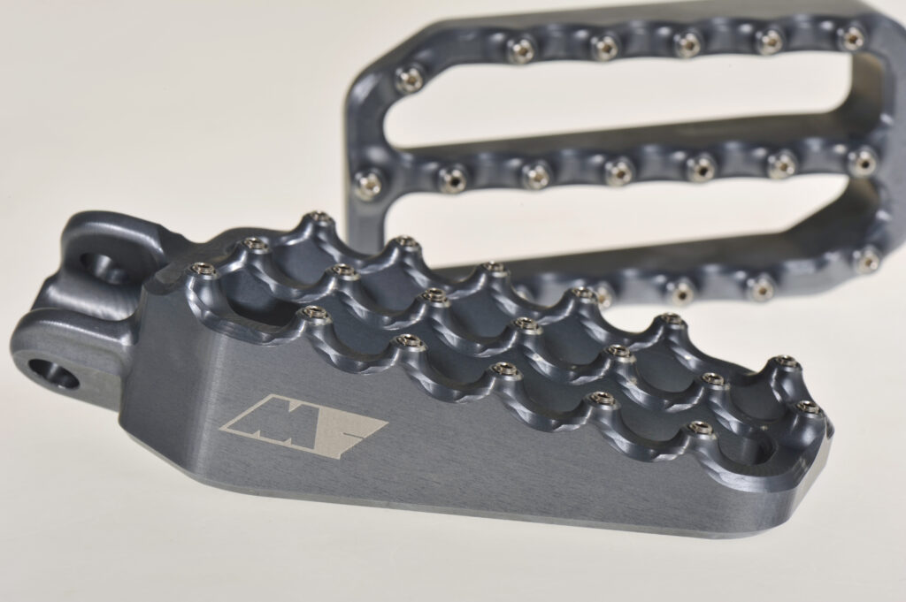 cale pieds foot rest foot pegs peg ktm husqvarna gas gas 700 690 701 901 790 890 990 640 adventure rally mf parts mfparts mf part mfpart usinage la manufacturef manufacture f usinage 5 axes 